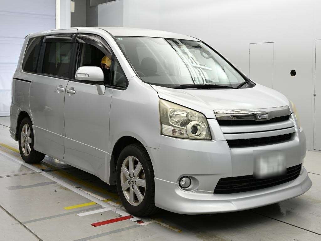 TOYOTA NOAH