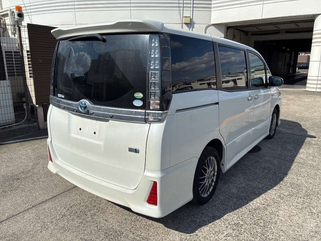 TOYOTA VOXY