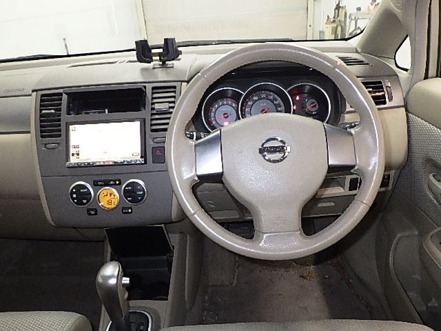NISSAN TIIDA
