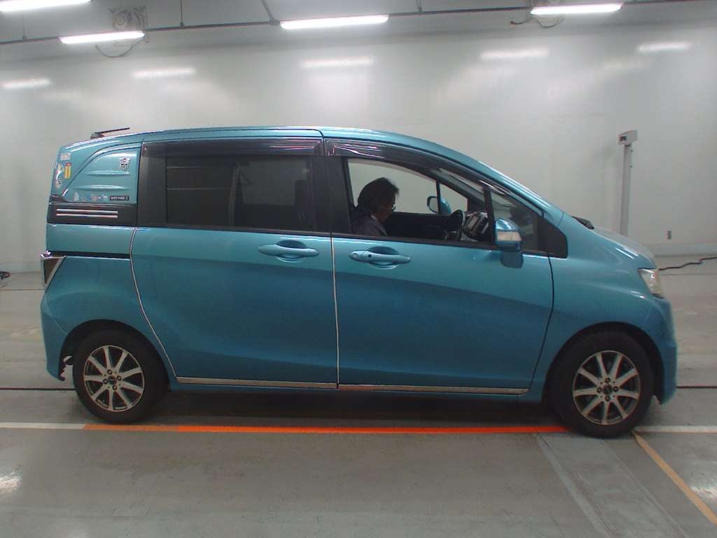 HONDA FREED SPIKE