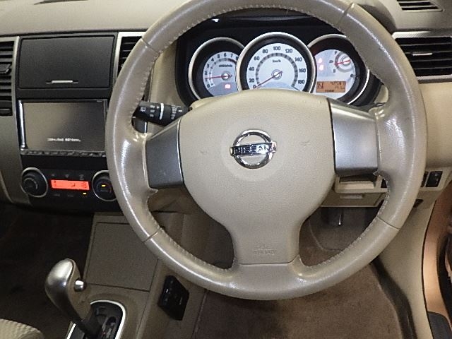 NISSAN TIIDA