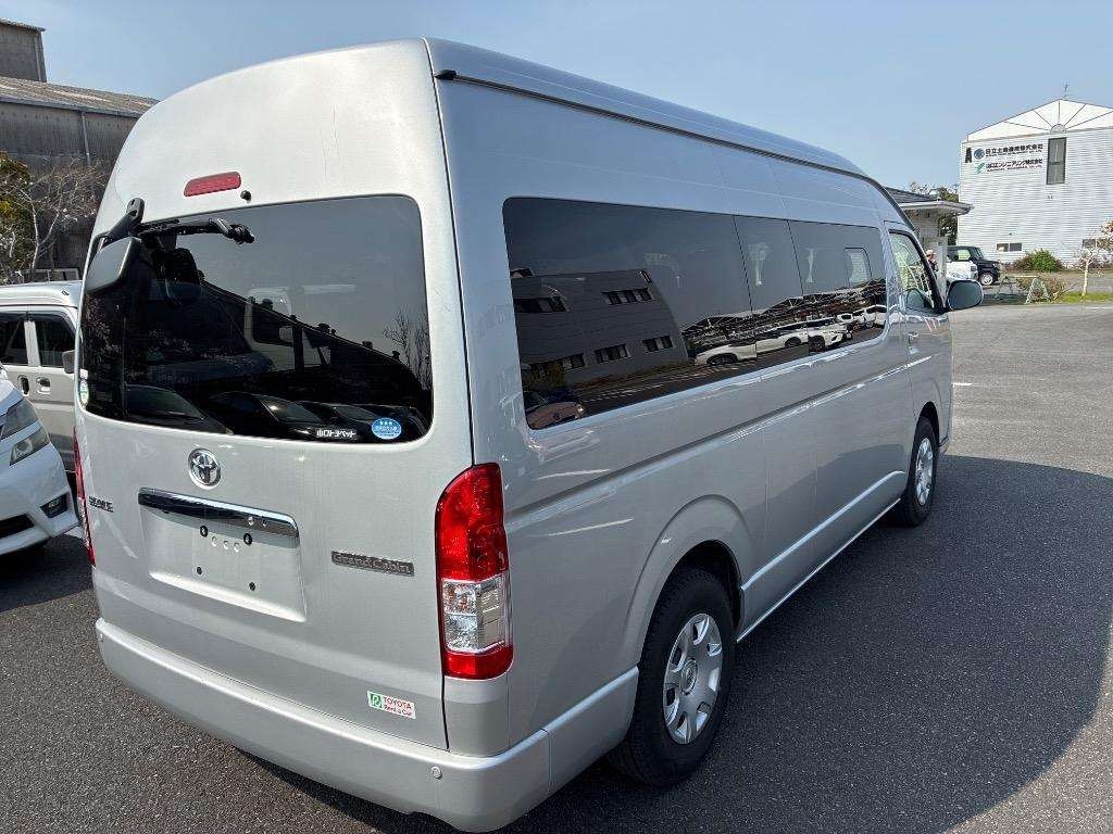 TOYOTA HIACE
