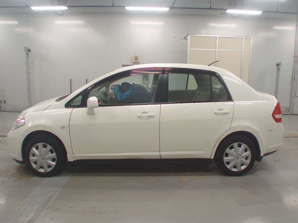 NISSAN TIIDA LATIO