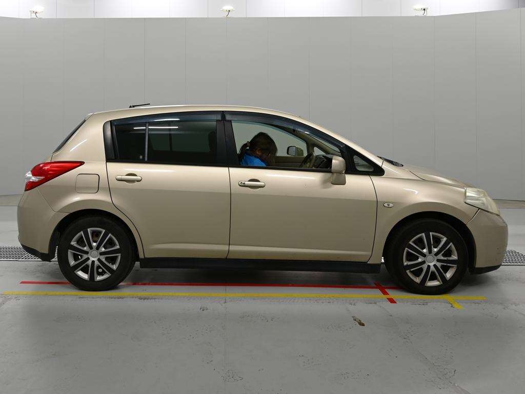 NISSAN TIIDA