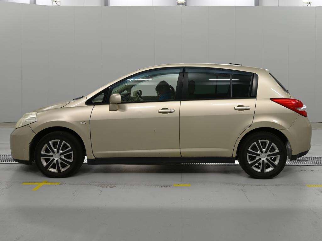 NISSAN TIIDA