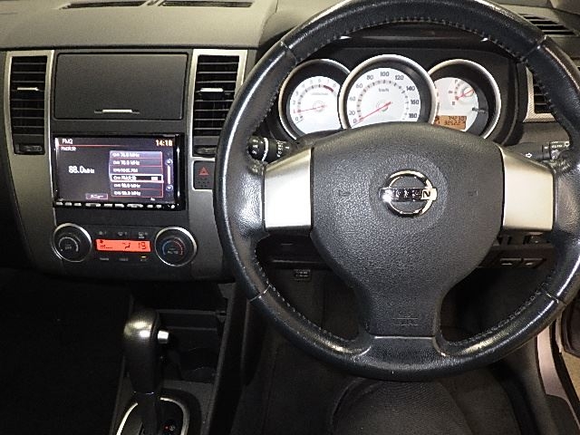 NISSAN TIIDA