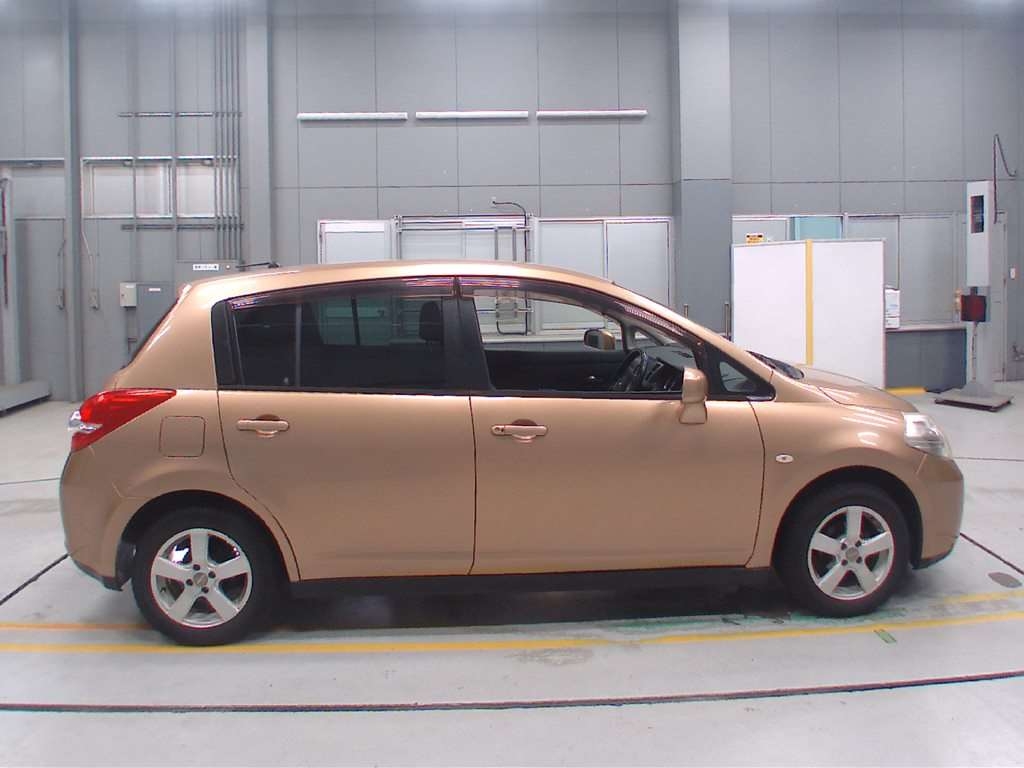 NISSAN TIIDA