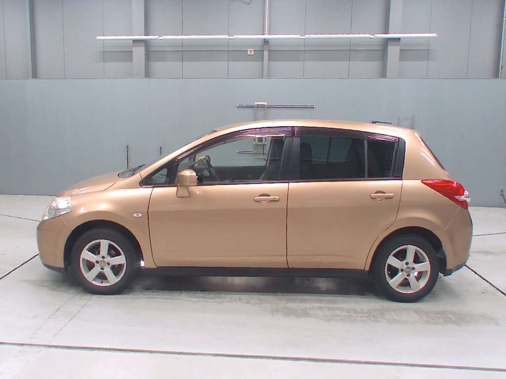 NISSAN TIIDA