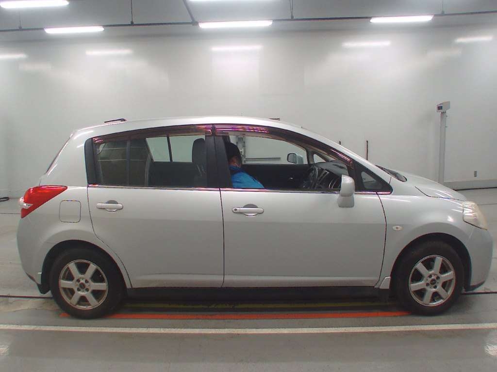 NISSAN TIIDA
