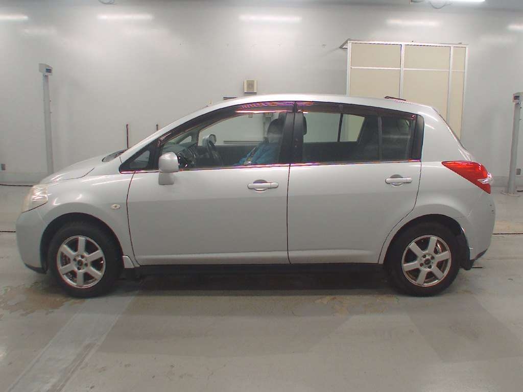 NISSAN TIIDA