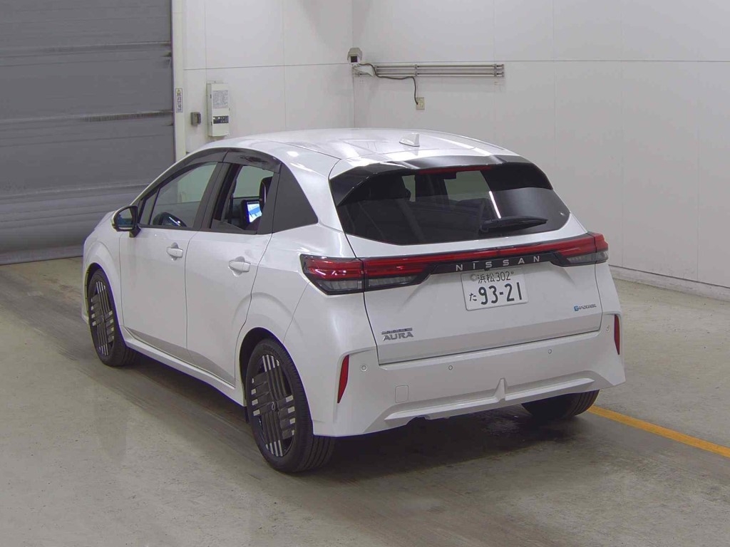NISSAN AURA