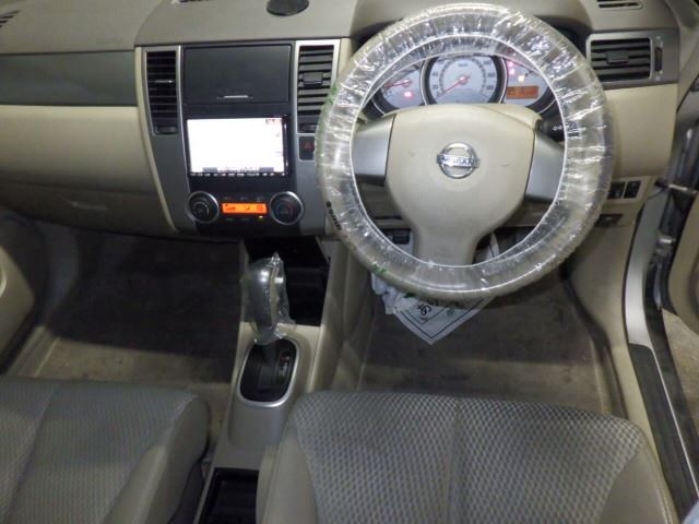 NISSAN TIIDA