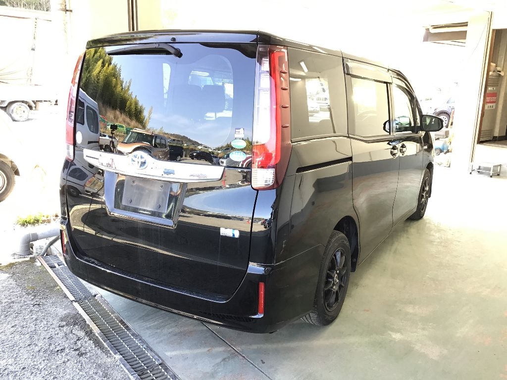 TOYOTA NOAH