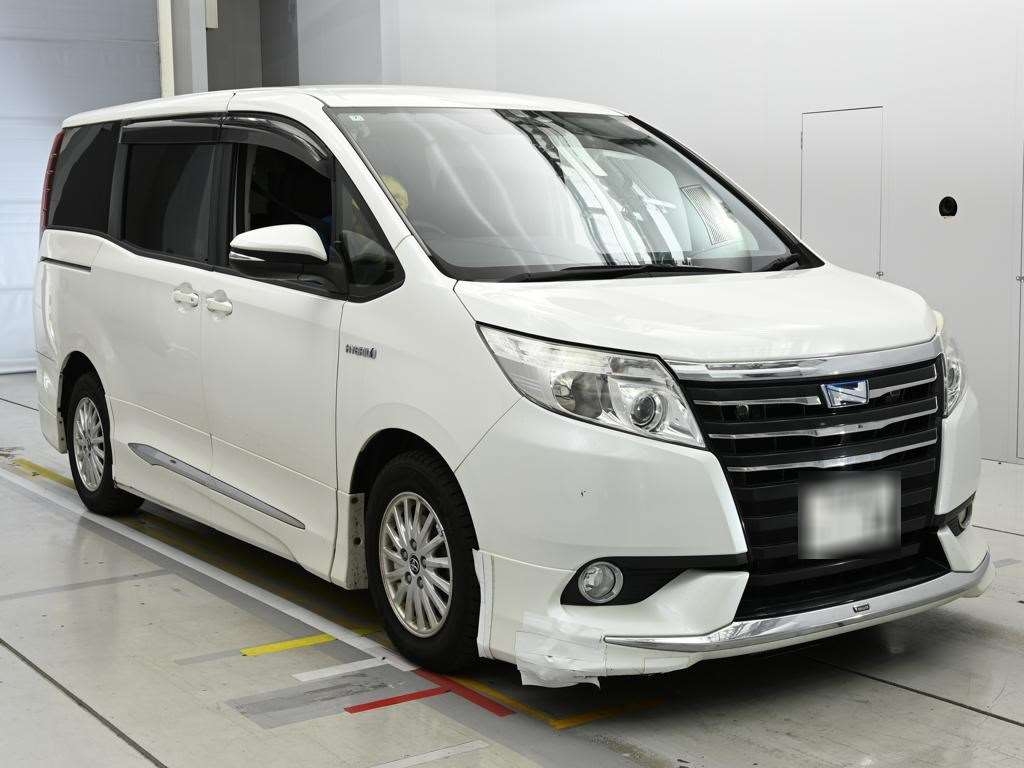 TOYOTA NOAH