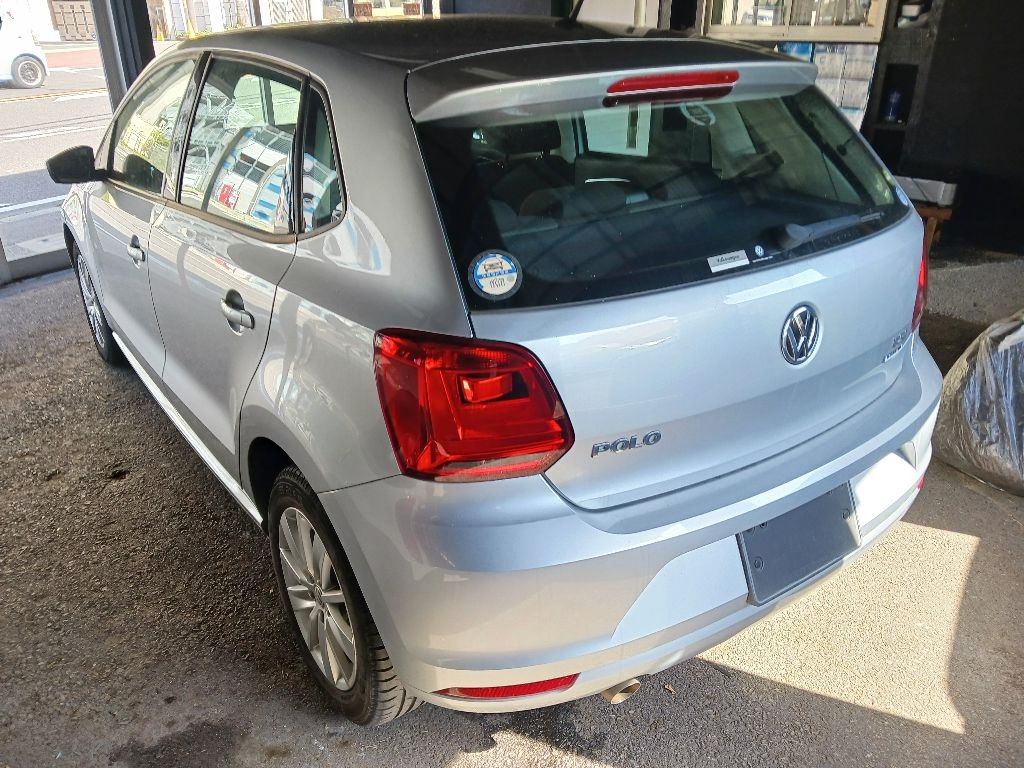 VOLKSWAGEN POLO