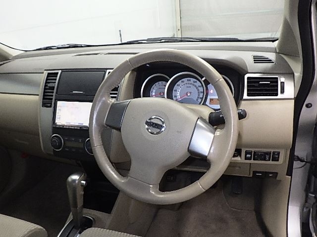 NISSAN TIIDA