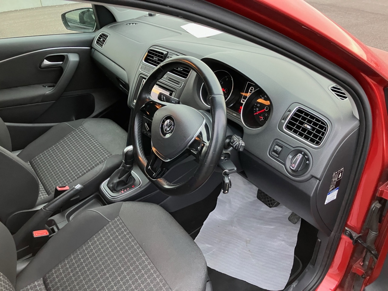 VOLKSWAGEN POLO