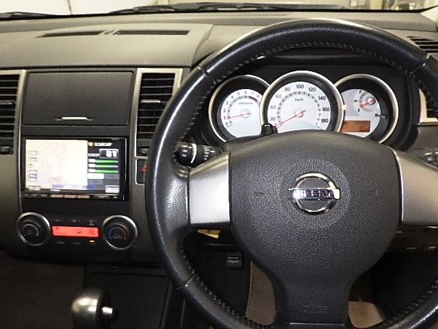 NISSAN TIIDA