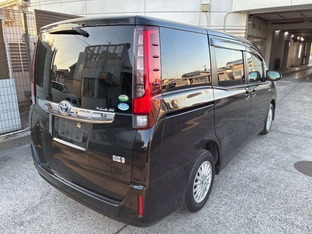 TOYOTA NOAH