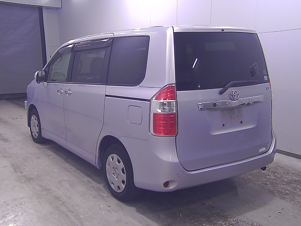 TOYOTA NOAH