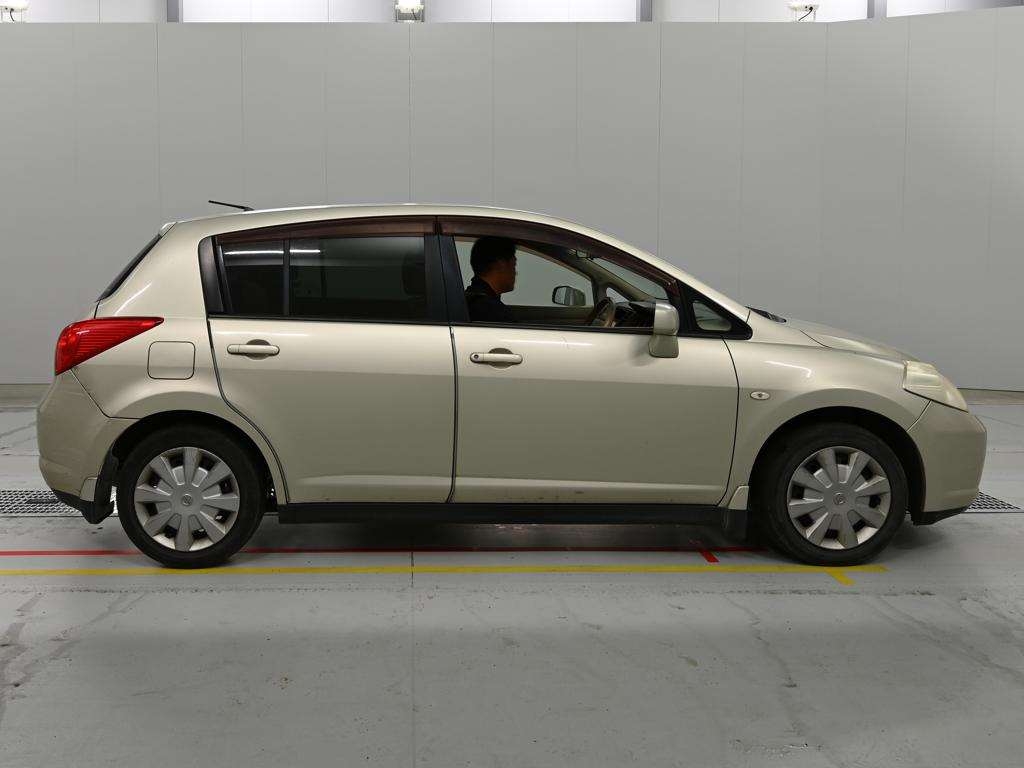 NISSAN TIIDA
