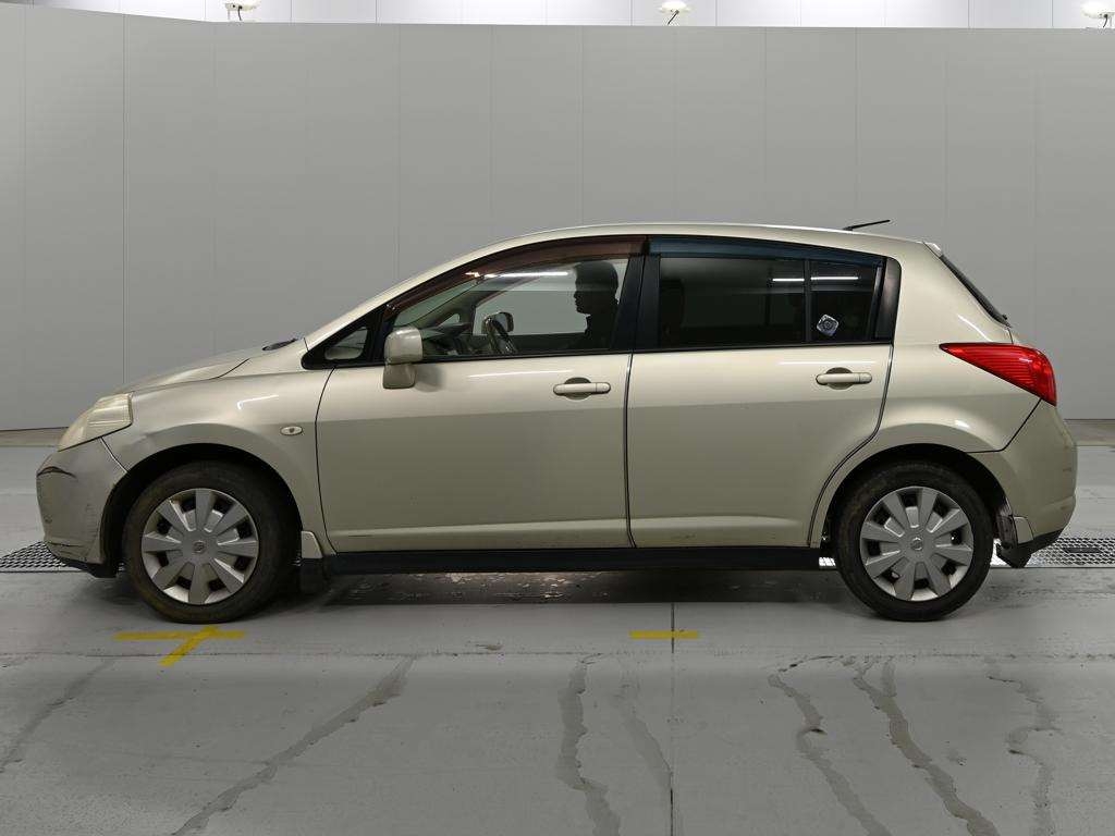NISSAN TIIDA