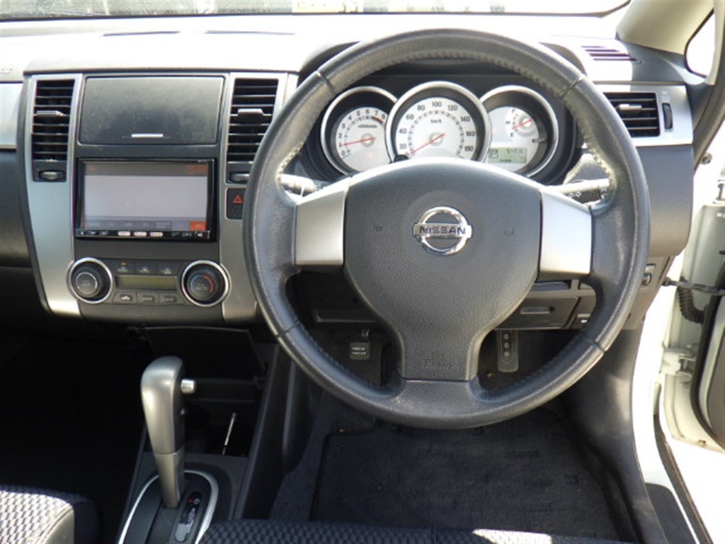 NISSAN TIIDA