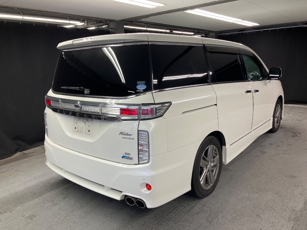 NISSAN ELGRAND