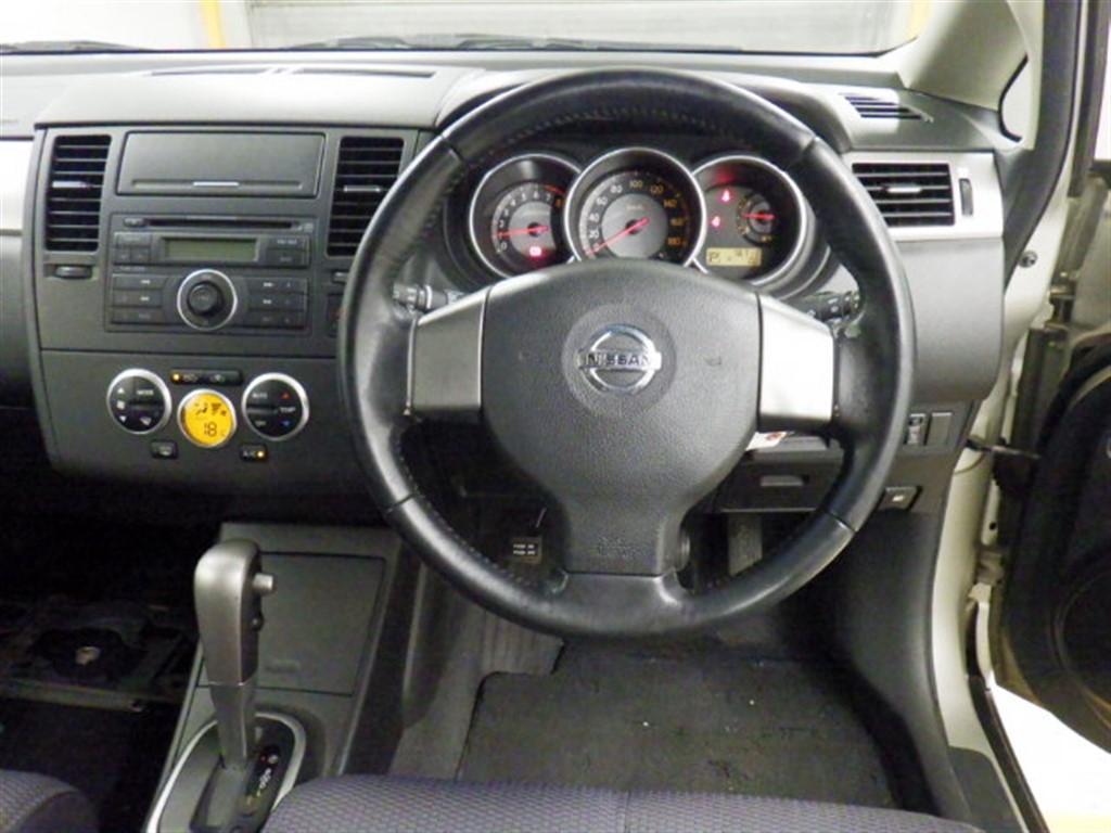 NISSAN TIIDA