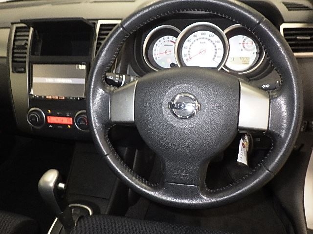 NISSAN TIIDA