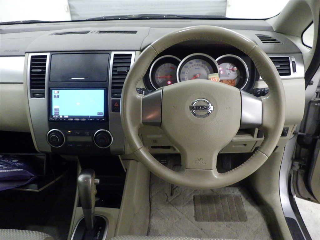 NISSAN TIIDA