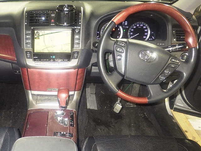 TOYOTA CROWN MAJESTA