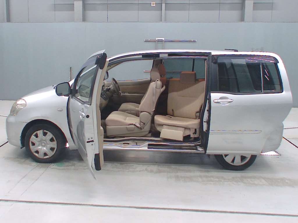 TOYOTA RAUM