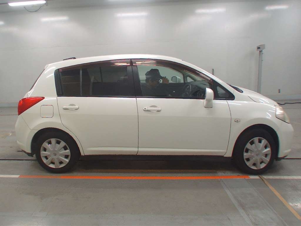 NISSAN TIIDA