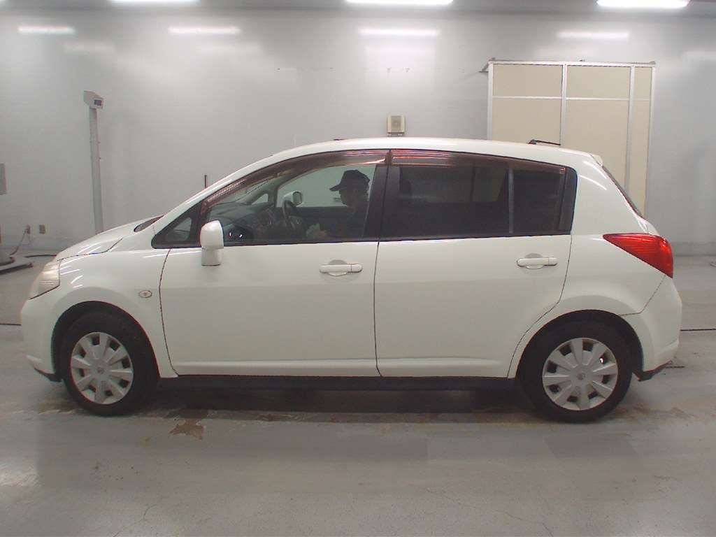 NISSAN TIIDA