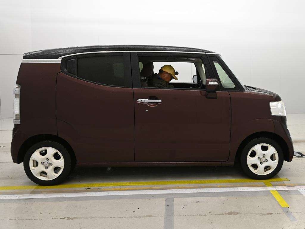 HONDA N-BOX SLASH