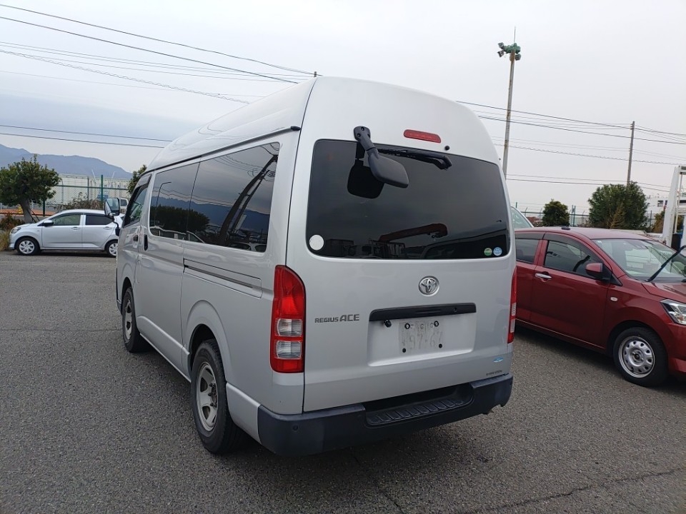 TOYOTA REGIUS ACE