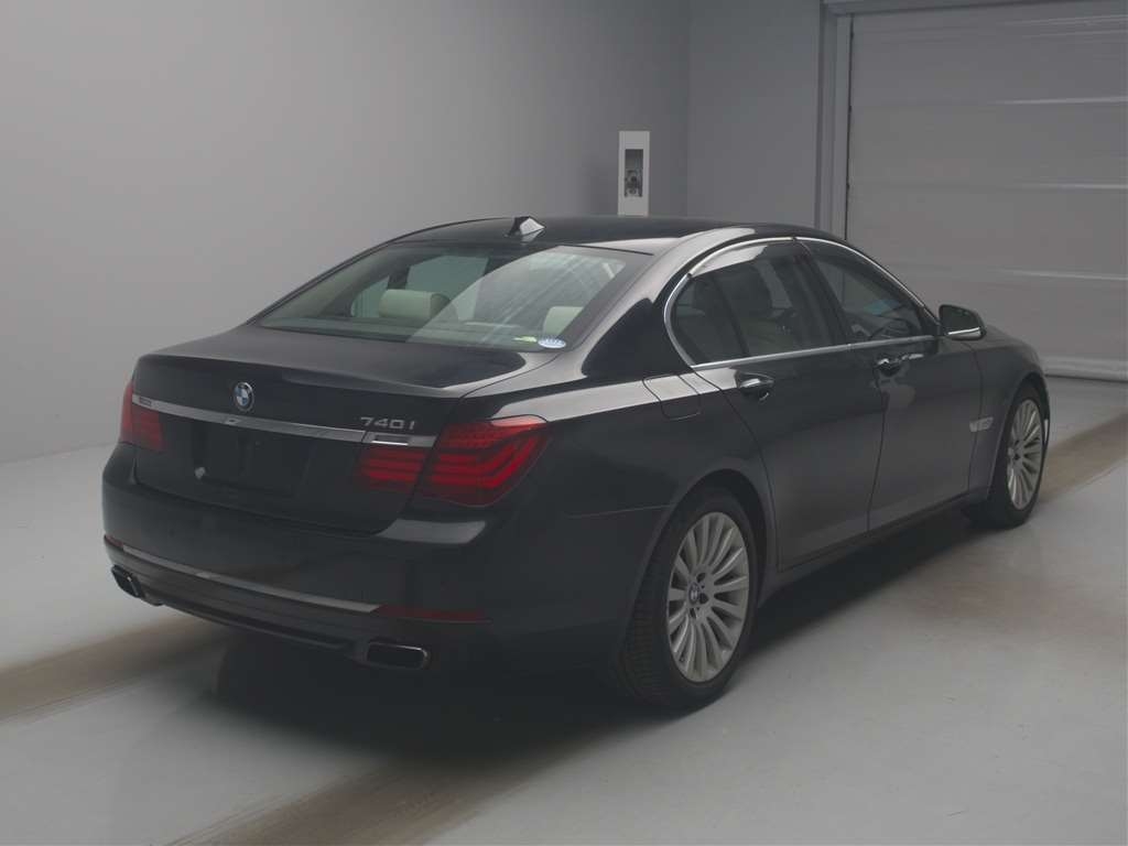 BMW 7-SERIES