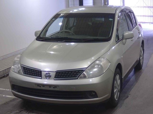 NISSAN TIIDA