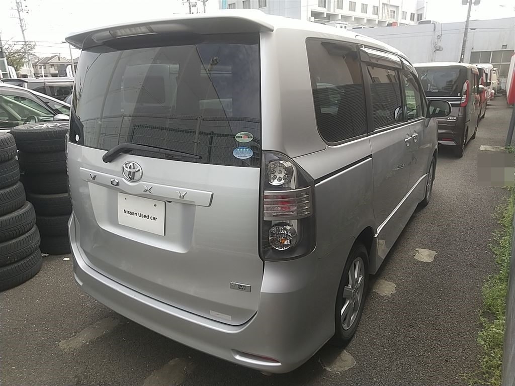 TOYOTA VOXY