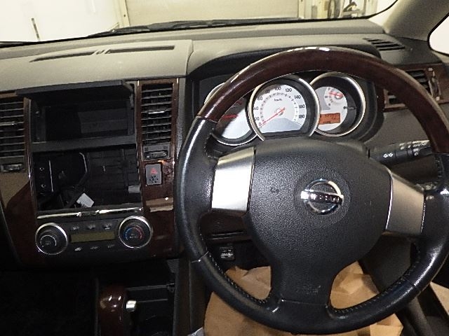 NISSAN TIIDA