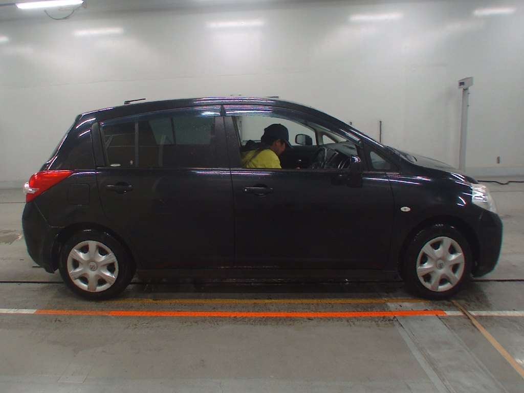 NISSAN TIIDA