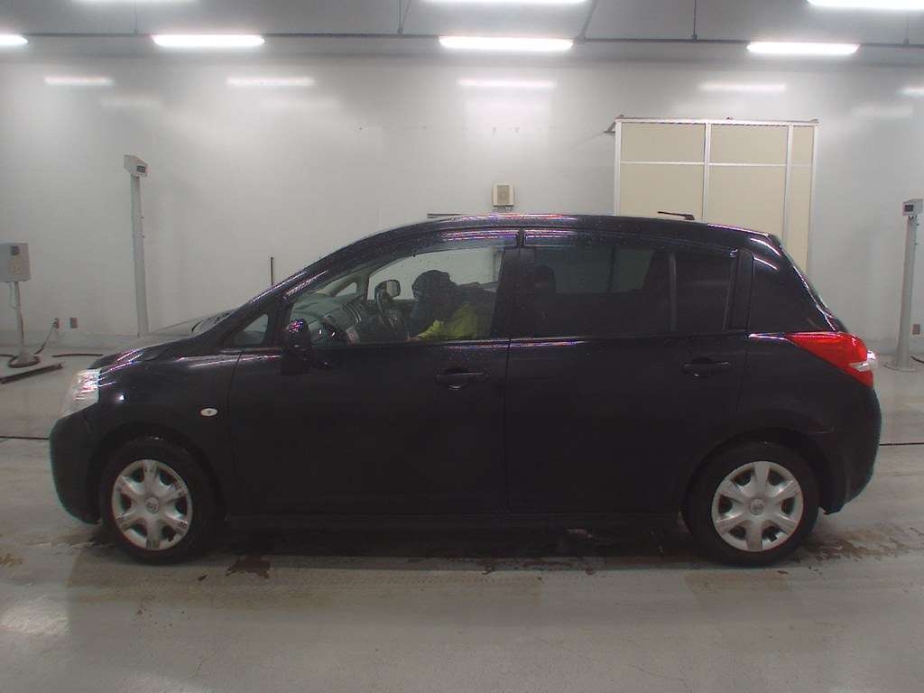 NISSAN TIIDA