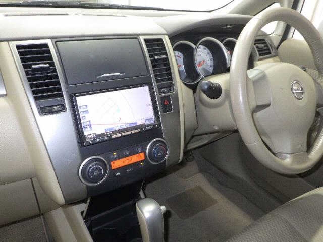 NISSAN TIIDA