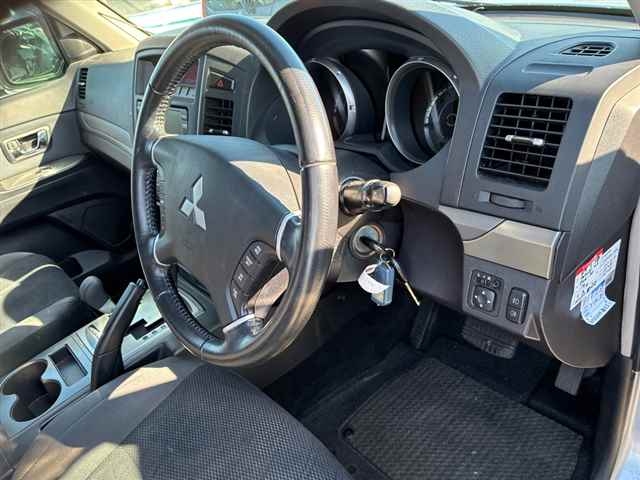 MITSUBISHI PAJERO