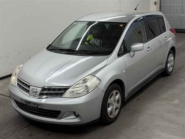 NISSAN TIIDA