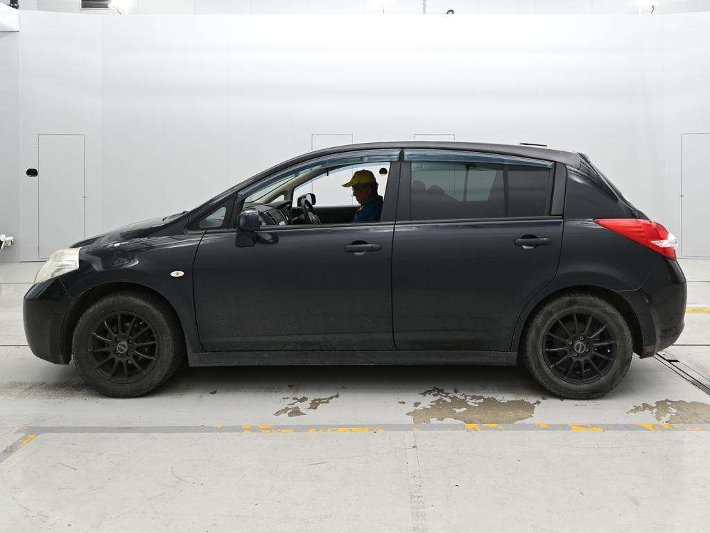 NISSAN TIIDA