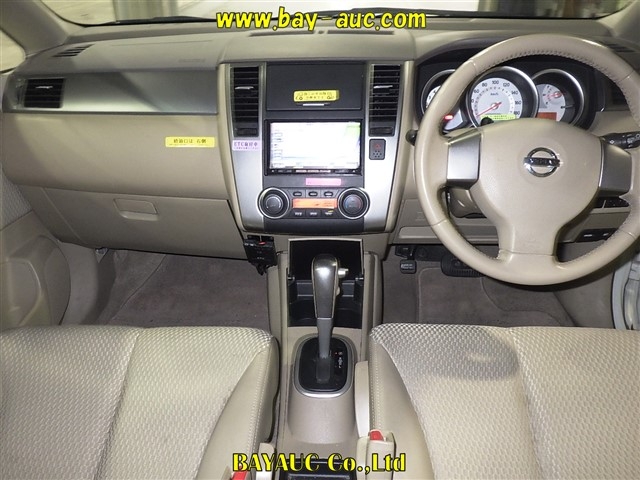 NISSAN TIIDA