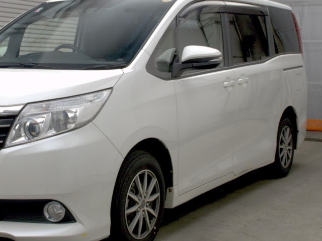 TOYOTA NOAH