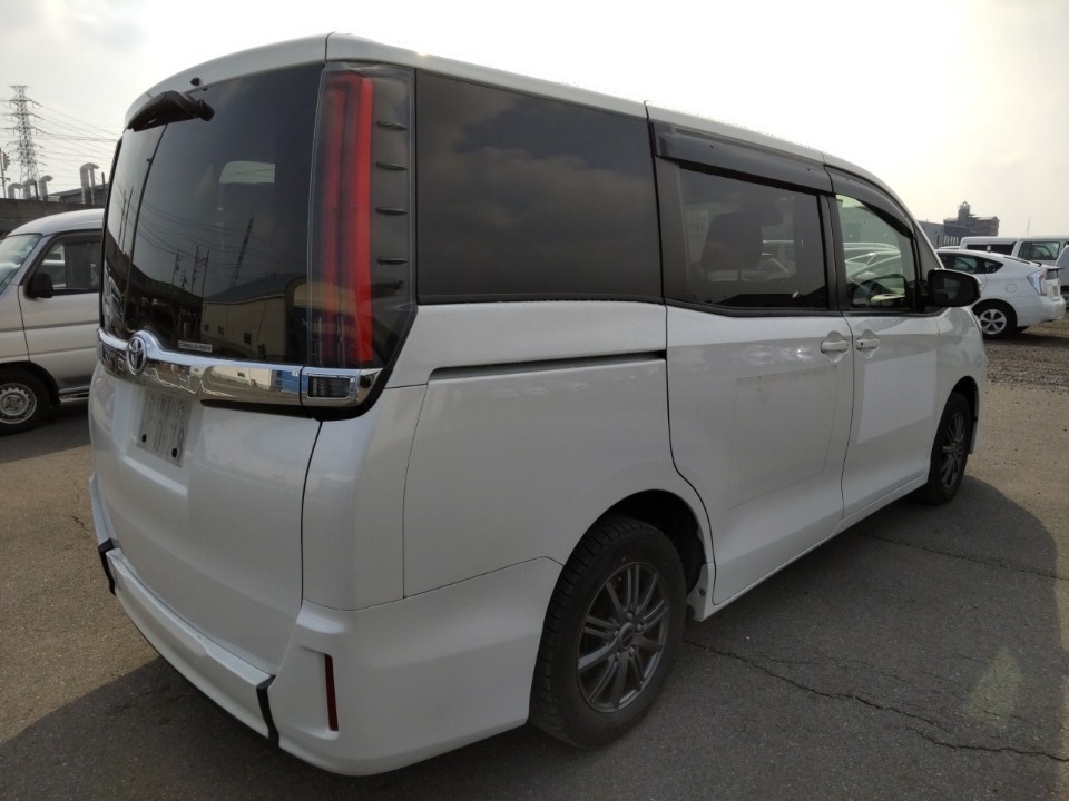TOYOTA NOAH
